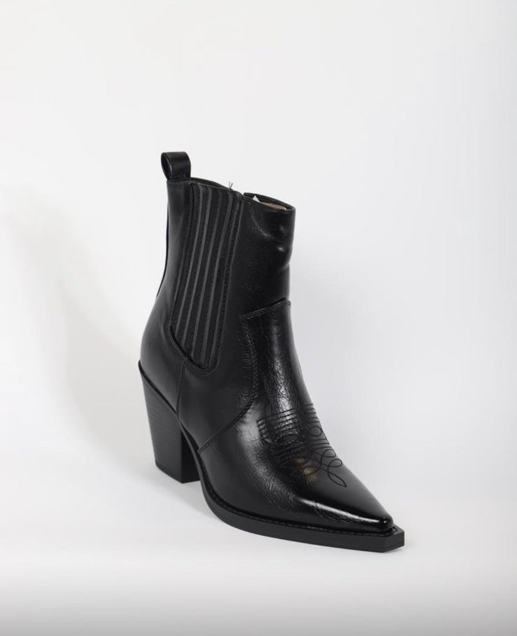 BLACK BOOTS